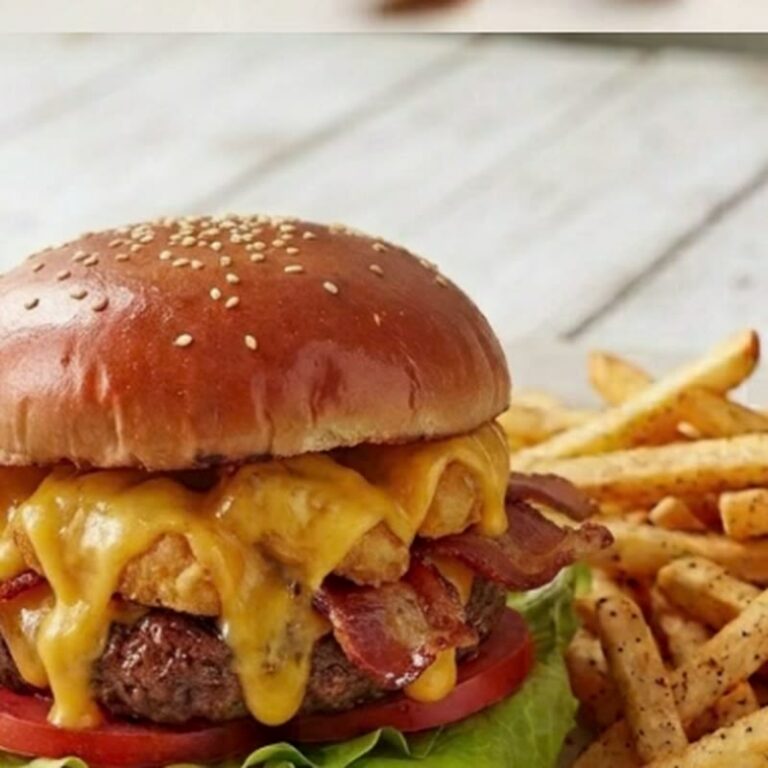 MacDaddy Burger with bacon and cheese